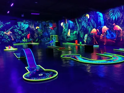Blacklight Zone 3D Schwarzlicht Minigolf 1